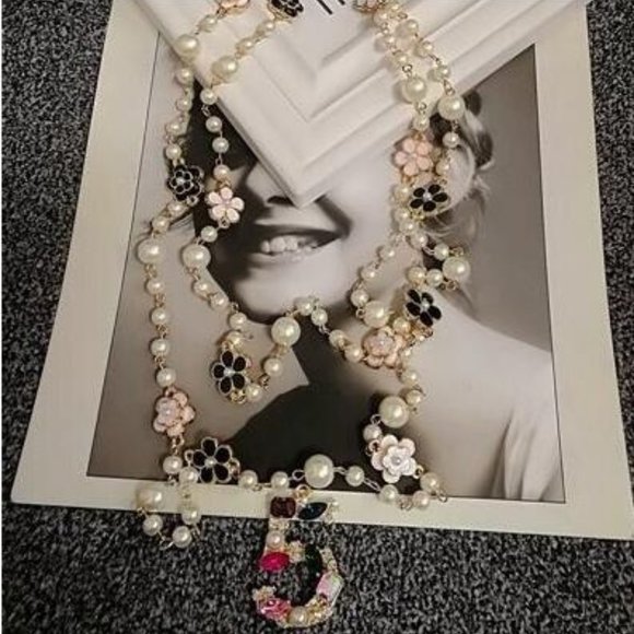 No. 5 Rhinestone & Pearl Camellia Flower Necklace - Picture 2 of 2
